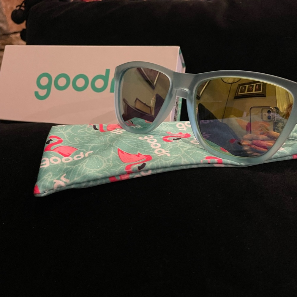 🕶️ Goodr polarized no-slip sunglasses NWT😎
Bag included no box